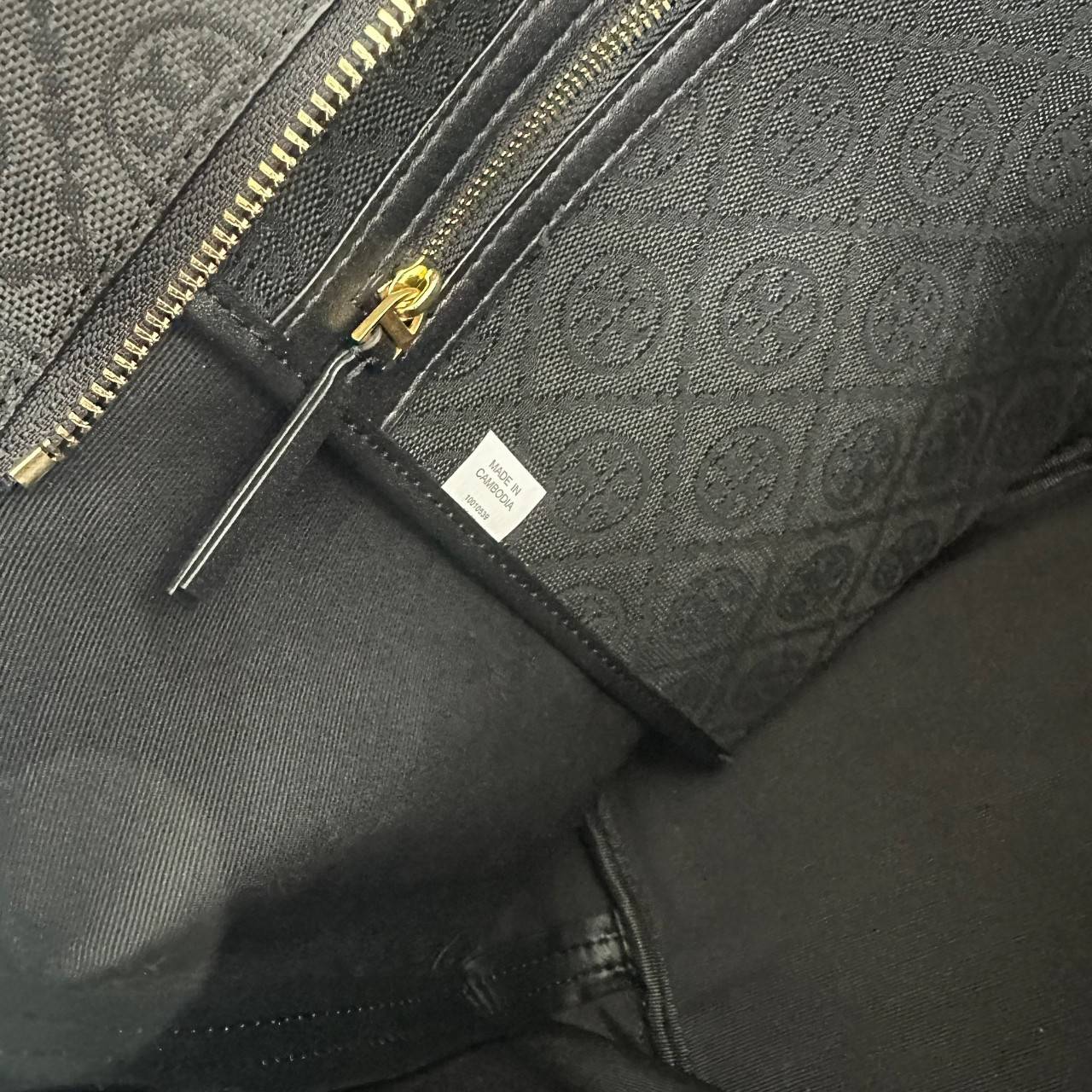 TORY BURCH T MONOGRAM ZIP TOTE (ใบใหญ่) / TORY TOTE BAG กระเป๋าทรงโท้ทพร้อมกระเป๋าใบใหญ่ วัสดุผ้าแจ็คการ์ดตัดขอบหนัง