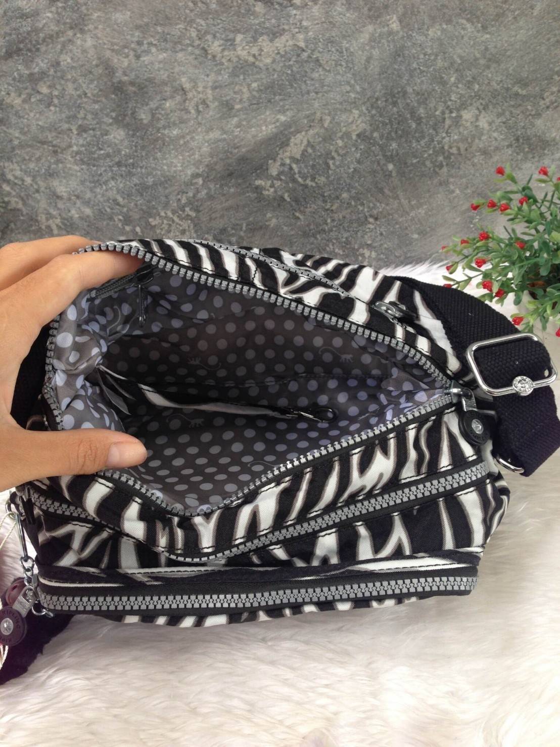 🎄กระเป๋าสะพาย KIPLING รุ่น Reth วัสดุไนล่อนคุณภาพดี มาพร้อมดีไซน์ทันสมัย และสามารถใช้งานได้อย่างดี เข้ากับทุกการแต่งตัว โดดเด่นด้วยพื้นที่ภายในและช่องต่างๆ ที่ให้คุณจัดเก็บของสำคัญได้ครบถ้วน ไม่ว่าจะเป็นมือถือ ปากกา หรือไอเท็มจำเป็นของคุณ สายสามาร