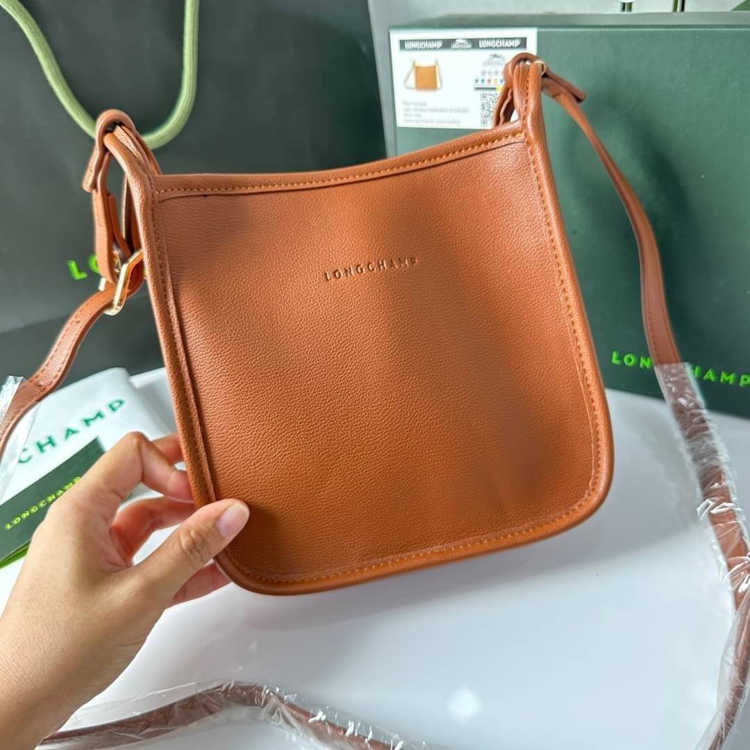 LONGCHAMP LE FOULONNÉ CROSSBODY BAG กระเป๋าสะพายที่เรียบง่ายและดูดี การออกแบบที่คล่องตัวของรุ่นนี้เหมาะอย่างยิ่ง