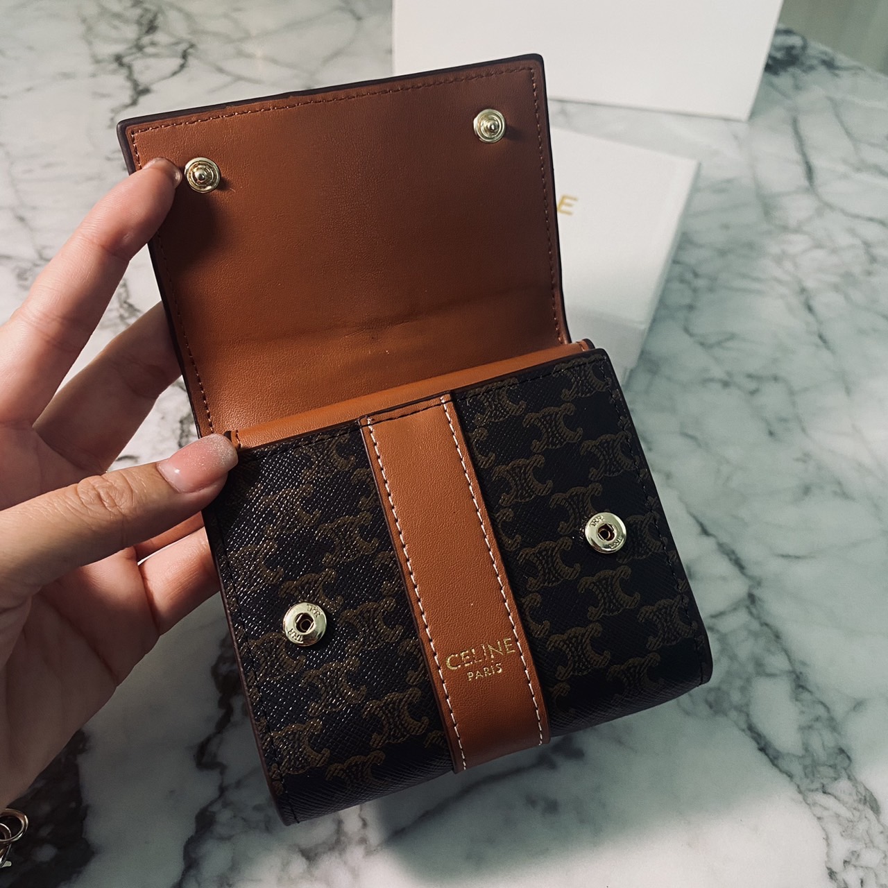 CELINE TRIFOLD WALLET กระเป๋าสตางค์ 3 พับ พร้อมสายสะพายโซ่ crossbody สะพายไหล่ได้ เริ่ดเว่อร์! ไอเท็มสุดฮอต exclusive ดีไซน์สุดคลาสสิค วินเทจ เรียบง่ายแต่หรูหรา