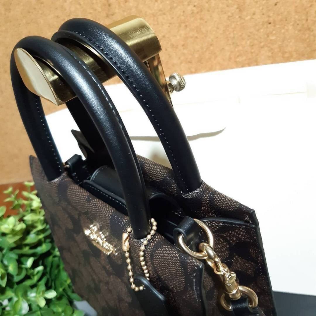 COACH 5693 MINI CALLY CROSSBODY IN SIGNATURE CANVAS กระเป๋าครอสบอดี้โท้ทมินิไซส์ รุ่นใหม่สุดฮอต!! ใบจริงคือน่ารักม้ากกกก!! สวยอยู่ทรง น่ารักน่าใช้ วัสดุหนังแคนวาสเคลือบลาย ปากกระเป๋ามีกระดุมแม่เหล็ก มาพร้อมหูจับในตัวและสายสะพายข้าง ถอดออกหิ้วเก๋ๆก็ได้ หรื