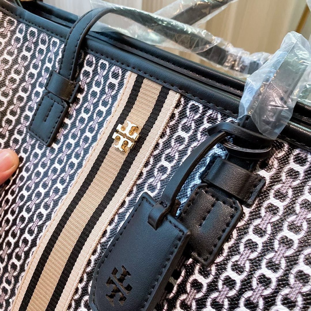 ของแท้ 💯% TORY BURCH TOTE BAG กระเป๋าสะพายไหล่ทรงช้อปปิ้ง ทรงคลาสสิค ฮิตตลอดกาล ทรงสวยขนาดกำลังดี ตัวกระเป๋า วัสดุหนัง Pu ด้านหน้าติดโลโก้แบรนด์ /ประดับด้วยพวงกุญแจหนัง