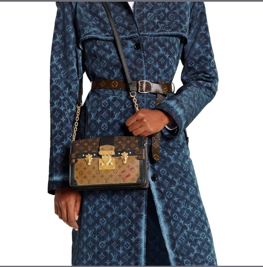 LOUIS VUITTON TRUNK CLUTCH Monogram / LV TRUNK CLUTCH กระเป๋าสะพายกึ่งคลัทช์ ทรงสวย ที่สาวๆเรียกร้อง วัสดุหนังแคนวาส ดีไซน์ทุกอย่างได้ลงตัว หรูหรา ปากกระเป๋ามีสายคาดล็อค และช่องซิปปิด ภายในแบ่งสัดส่วนไว้ดีมากๆ มาพร้อมสายสะพายโซ่สลับหนัง ที่ถอดออกได้ พกเป็