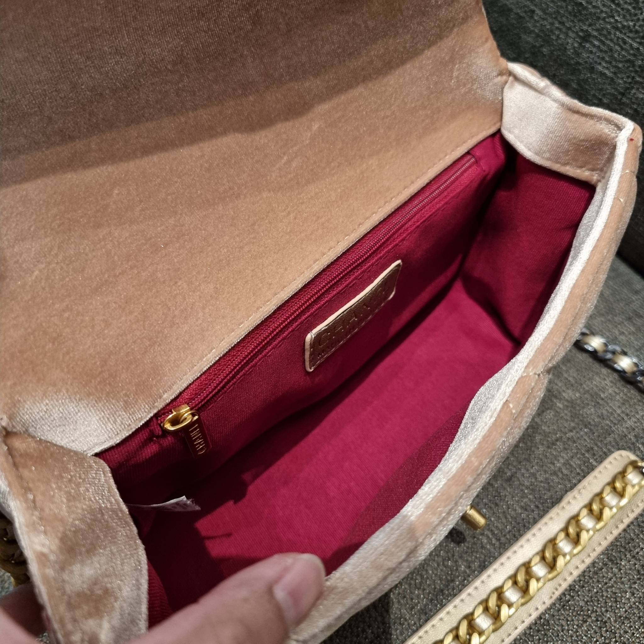 ไม่มองไม่เหลียวไม่ได้แล้ว!! ความหรูที่โดดเด่นจากผ้ากำมะหยี่ สร้างดีเทลผู้ดี ลูกคุณมากๆ Chanel vip boutique กระเป๋าสะพายจาก duty free ในราคาสุดประหยัด!! ดีไซน์เลิศ ตกแต่งด้วยโซ่ทูโทน ลงตัวแบบไม่มีที่ติ เปิด-ปิดด้วยตัวบิดล็อค ภายในโล่งกว้าง ใส่กระเป๋าสตางค์