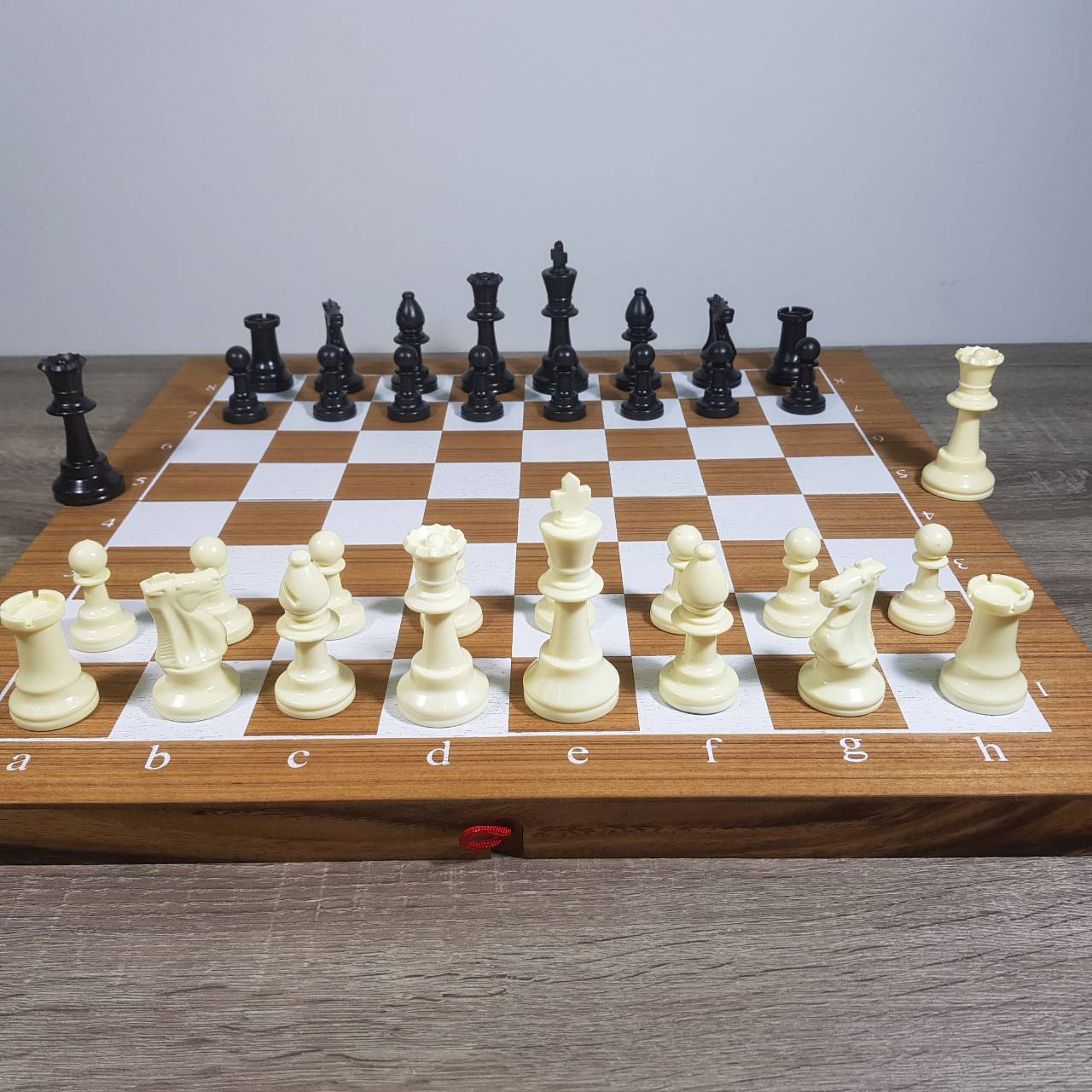 ชุุดหมากรุกสากลช่องสีขาวกระดานไม้พร้อมตัวหมากรุกสากลเรซิ่นมีน้ำหนัก