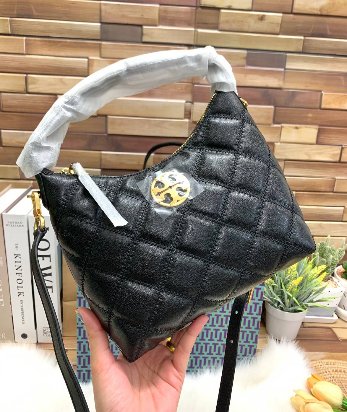 TORY BURCH WILLA MINI HOBO พร้อมส่งที่ไทย น้องน่ารัก กระทัดรัด น่าใช้มากๆเลยค่าา! กระเป๋หิ้วหรือสะพายข้างได้ ทรสวย หนังแท้อย่างดี หนังนิ่มลายนวม สวยมากๆค่ะ เปิดปิดกระเป๋าแบบซิป ภายในโล่งสามารถใส่กระเป๋าเงินใบยาวได้;ของจำเป็นอื่นๆได้พอประมานเลยนะคะ พร้อมช่