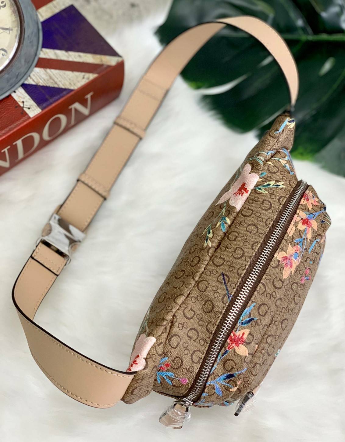 GUESS G LOGO FANNY PACK BELT BAG พร้อมส่ง รุ่นแนะนำเลยค๊าา❤️ กระเป๋าคาดเอว//คาดอก ได้ วัสดุ pvc อย่างดี หนังนิ่มดีมากค่ะ ตัวกระเป๋าออกแบบลาย G ทั้งใบ ผสมลาย multi floral เข้ามาได้สวยงามน่าใช้มากๆค่ะ ด้านหน้ามีโลโก้แบรนด์ และช่องซิปเล็กสำหรับใส่ของจ