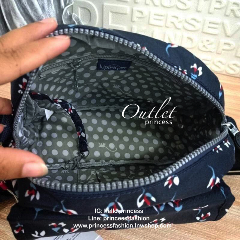 KIPLING Reth (Size S) shoulder & crossbody bag กระเป๋าสะพายวัสดุ Nylon&Polyester 100% ขนาดกำลังน่ารัก มาพร้อมพวงกุญเเจลิง มีช่องใส่ของ2ช่อง ช่องใหญ่ภายในมีป้ายและแท็กตรงซับใน มีซิปย่อยอีก 1 ช่องด้านใน,มีสายคล้องพวงกุญแจ ด้านหน้ามีอีก 1 ช่องสามารถใส่ของจุก