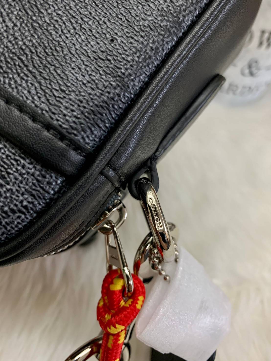 COACH ACADEMY CROSSBODY IN SIGNATURE WITH VARSITY ZIPPER ((768, 960)) พร้อมส่งที่ไทยอีกครั้ง! ได้ไปหลงรักแน่นอนค่ะ😘 กระเป๋าสะพายครอสบอดี้ร์ของคุณผู้ชาย((สาวหล่อใช้ก็สวยทีเดียว)) หนังแท้อย่างดี หนังนิ่มมือดีค่ะ