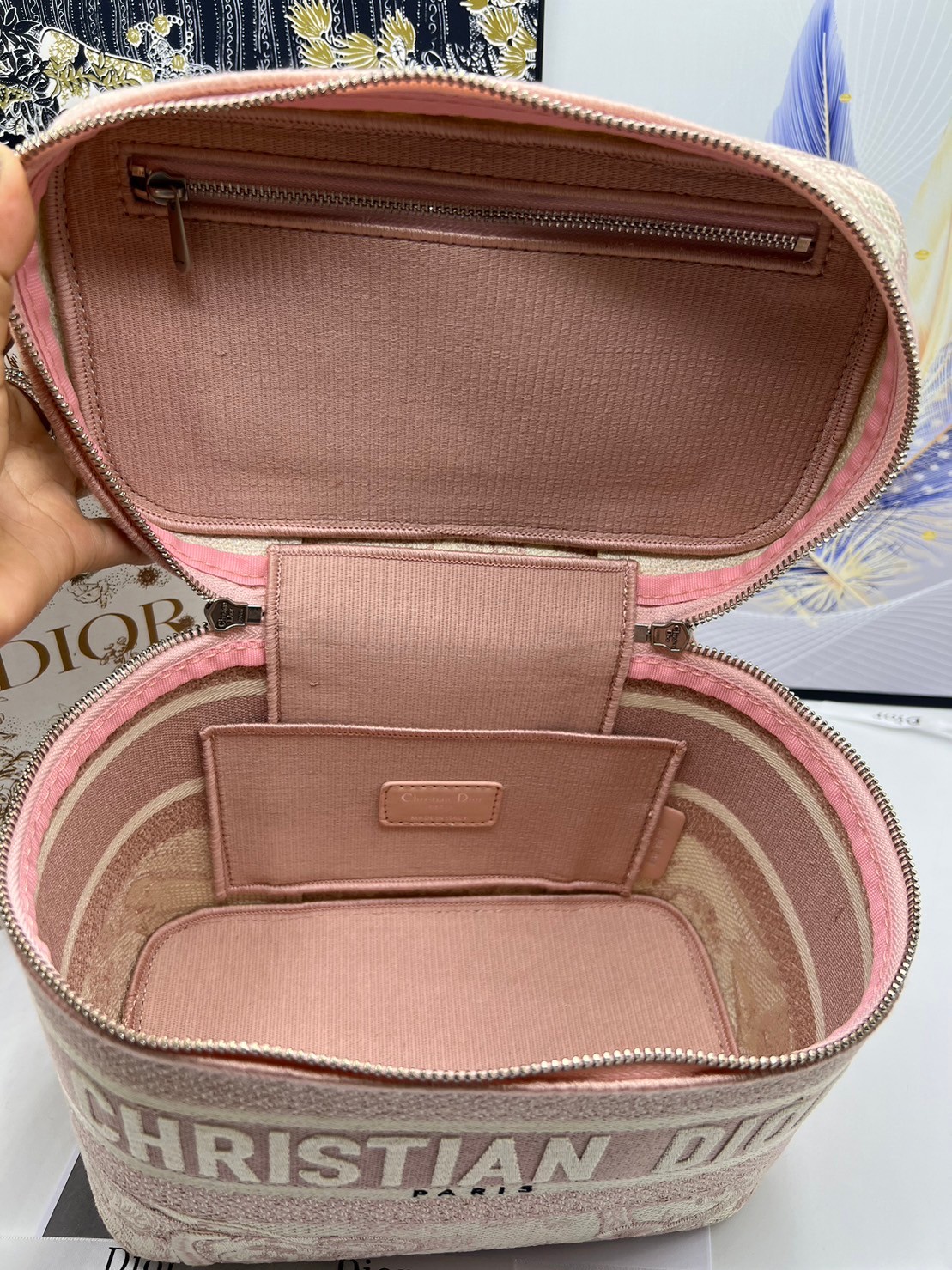 22cm Medium DiorTravel Vanity Case กระเป๋าใส่เครื่องสำอางใบกลาง จุของได้เยอะ มาพร้อมกับลวดลาย Oblique ปักอย่างประณีตและประดับด้วยสัญลักษณ์ Christian Dior Paris มาพร้อมสายสะพายและหูจับในตัว