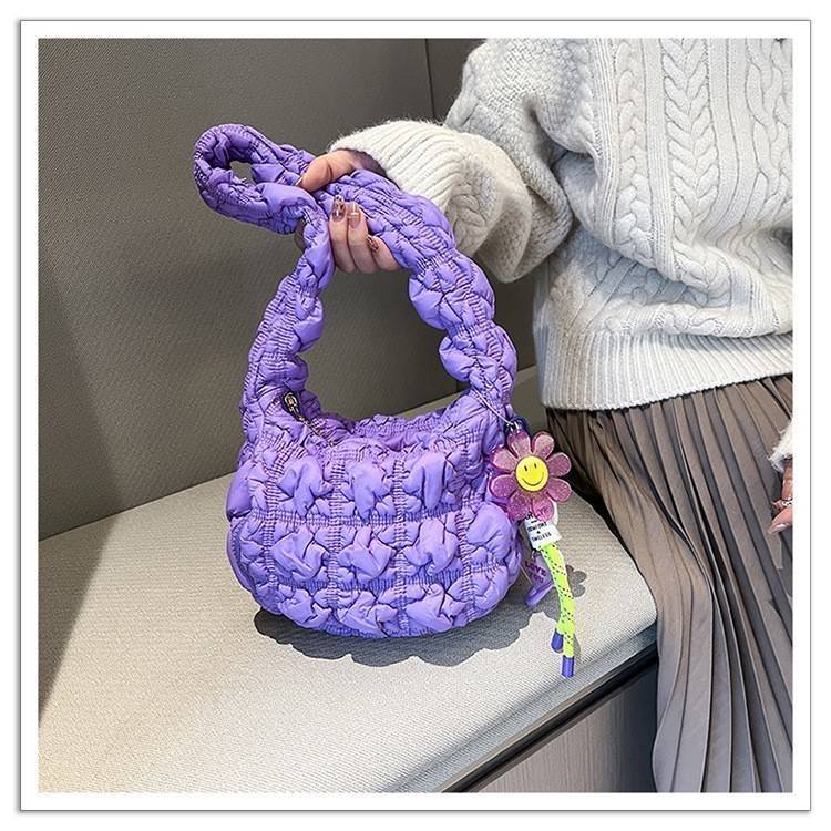 Carlyn Quilted Soft M Bag กระเป๋าสุดฮอตจากประเทศเกาหลี มีทรงที่กำลังพอดี ไม่เล็กหรือใหญ่เกินไป เลยสามารถใช้ในชีวิตประจำวันได้ง่าย ตัวกระเป๋านุ่มบุเหมือนผ้านวม น้ำหนักเบา