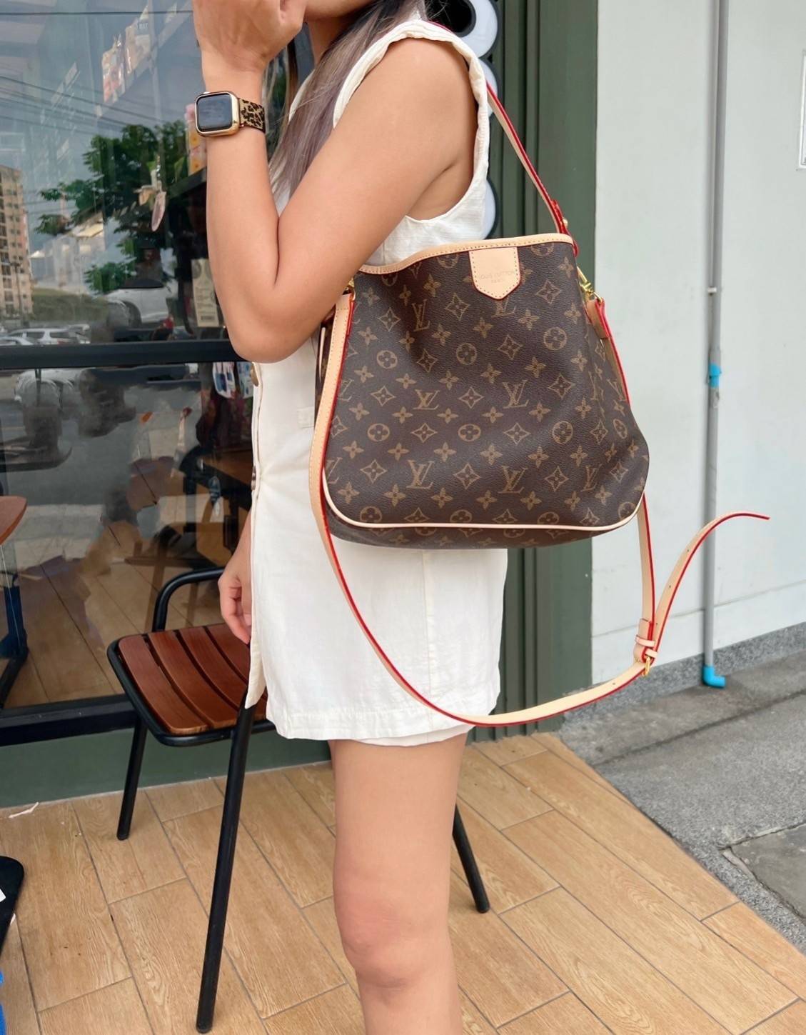 Louis Vuitton Monogram Delight Canvas กระเป๋าสะพายข้างทรงสูงใบใหญ่หนังแกะสังเคราะห์ หูหิ้วปั้มโลโก้ ด้านในมี1ช่องซิป 1ช่องใส่ของจุกจิ๊ก อะไหล่ทองหรูหรา มีสายยาว ถอดสายได้ ปรับระดับได้ จุของได้เยอะ หรูหรา สวยงาม เหมาะกับทุกโอกาศ ต้องมีติดตู้ห้ามพลาดเลยค่า