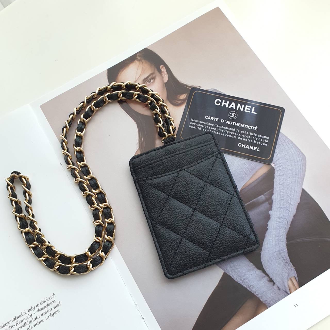 CHANEL CARD HOLDER WITH CHAIN พร้อมส่งที่ไทย สายคล้องบัตรสุดคลาสสิค จากงานพรีเมี่ยมกิ้ฟท์แบรนด์ดังอย่าง CHANEL วัสดุหนังสังเคราะห์ ลายสวยมาก ด้านหน้าประดับโลโก้ CC มีช่องใส่บัตรมากกว่า4ใบ มาพร้อมสายคล้องแบบโซ่สลับหนัง ไอเท็มสุดหรูแบบนี้ ต้องมีติดตัวไว้น้า