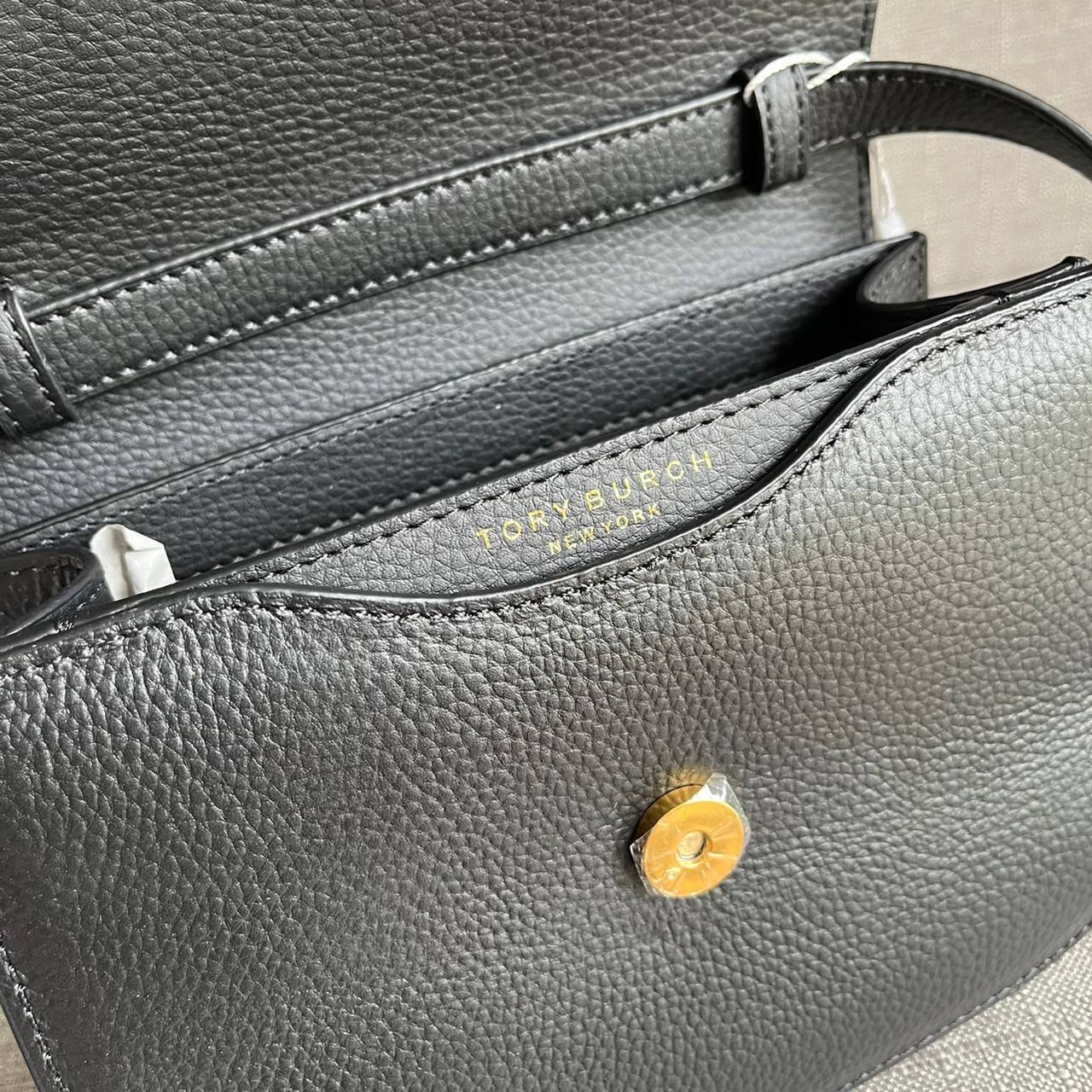 TORY BURCH BRLTTEN SMALL SADDLE BAG / Tory Burch Britten Flap Shoulder Bag กระเป๋าสะพายข้าง วัสดุหนังแกะแท้ ด้านหน้าประดับโลโก้แบรนด์ เปิด-ปิดกระเป๋าแบบกระดุมแป็กแม่เหล็กแน่นหนา ภายในมีช่องหลัก ใส่กระเป๋าเงินใบกลาง มือถือได้ทุกรุ่น มีช่องแยกใส่ของจุกจิกอี