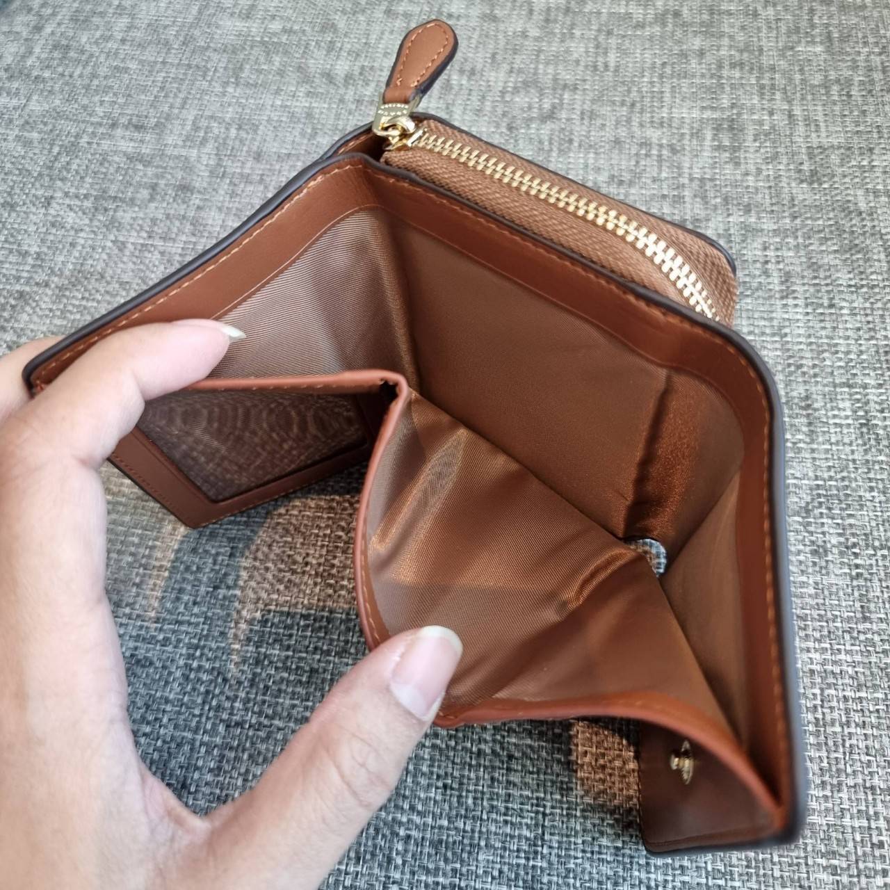 OUTLET 】COACH F41302 SMALL TRIFOLD WALLET IN SIGNATURE CANVAS สวยคลาสสิค พกพาง่าย ใบเล็กน่ารักน่าใช้ ต้องยกให้ใบนี้จ้า 💗💋 ตอบโจทย์คนชอบพกน้อยที่สุด!! กระเป๋าสตางค์ใบสั้นหนังแคนวาสเคลือบคุณภาพดี ภายในเป็นหนังแท้ ใส่บัตร ใส่ธนบัตรได้ทุกชนิด 