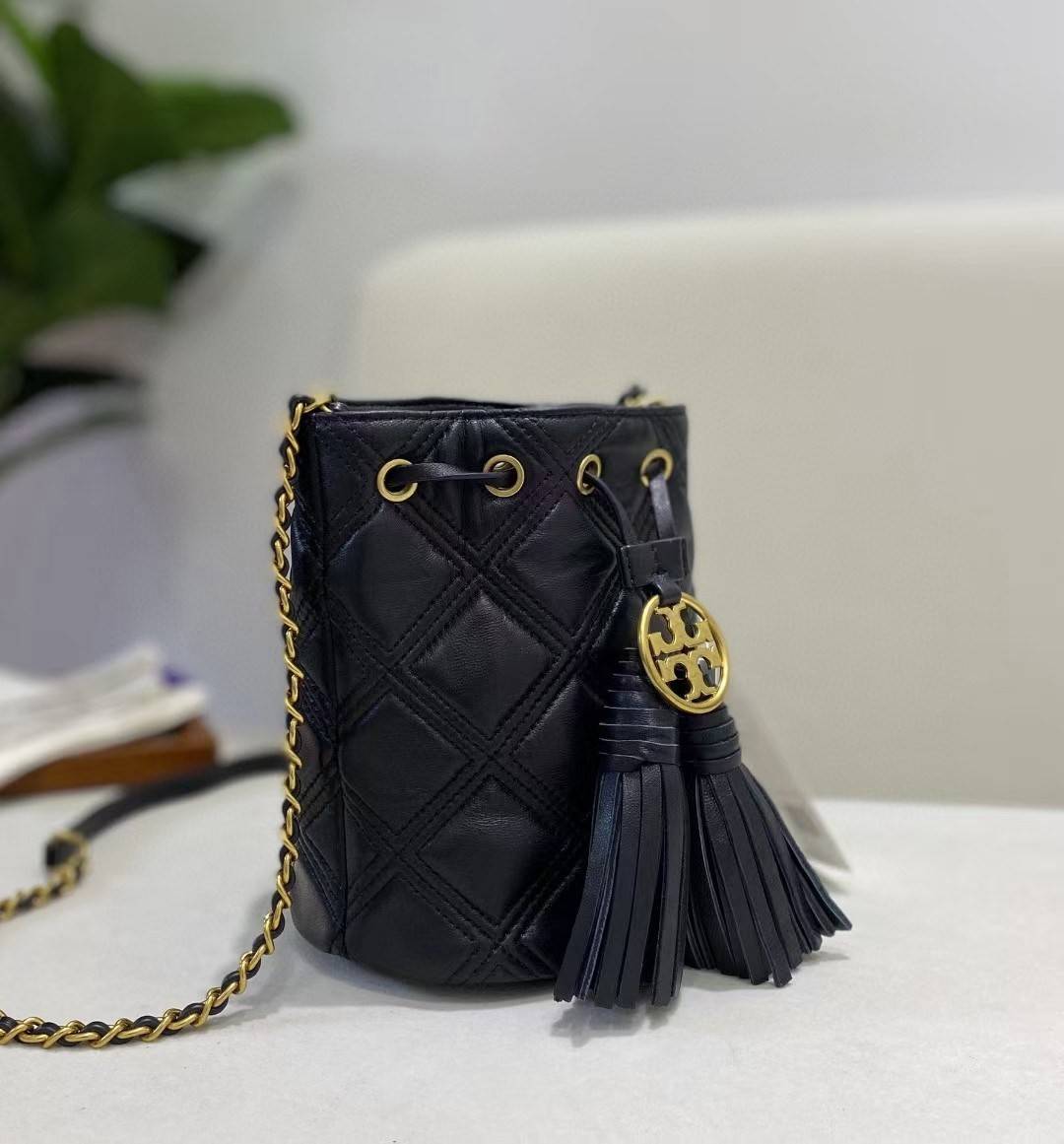Tory Burch Fleming Soft Mini Bucket Bag กระเป๋าทรงขนมจีบขนาดมินิรุ่น Fleming ที่ตัดเย็บจากหนังแท้