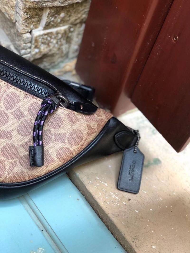 OUTTLET 】COACH Rivington Belt Bag In Signature Canvas With Rexy By Guang Yu (75761) กระเป๋าคาดอก หนังแท้เรียบ นิ่มสวย ด้านหน้าเด่นด้วยลายปริ้นท์เก๋เท่ มากๆค่ะ มีช่องซิปหลักให้2ช่องใส่ของได้จุเลยนะคะ สายคาดเลื่อนปรับแบบฟรีไซด์ค่ะ 📌ใบจริงสวย สะพายวั