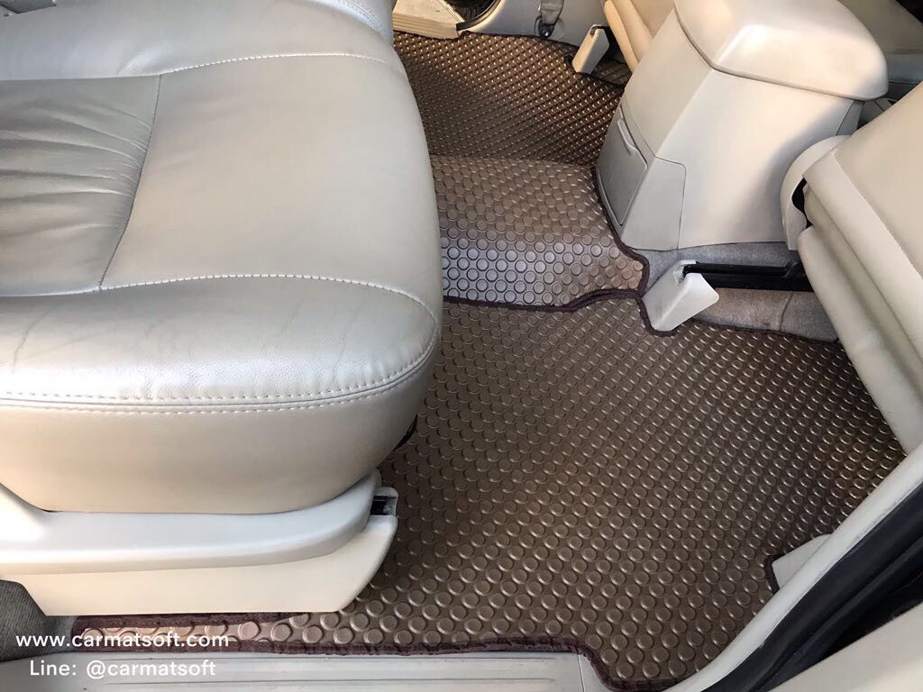 พรมปูพื้นรถยนต์TOYOTA INNOVA ปี2004-2015 พรมลายกระดุม สีน้ำตาล เต็มคัน
