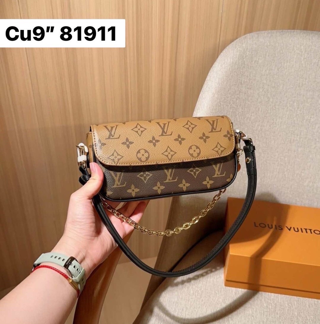 LV Ivy chain wallet กระเป๋าสะพายดีไซน์กึ่งกระเป๋าสตางค์ รุ่นยอดนิยม แต่งสายโซ่สีทองสวยหรู สุดคุ้มด้วยลูกเล่นที่หลากหลาย คล้องไหล่ สะพายข้าง คล้องแขน ได้หมด
