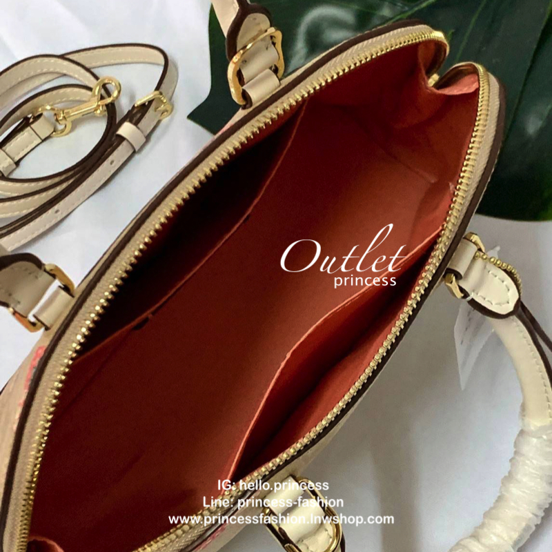 COACH MINI SIERRA SATCHEL IN SIGNATURE WITH STRAWBERRY PRINT (COACH 91514) กระเป๋าทรงโดม สุดฮิต วัสดุ pvc อย่างดีค่ะ 🔺จุดเด่นมีรูปสตรอเบอร์รี่น่ารักๆทั้งใบค่ะ เปิดปิดกระเป๋าแบบซิป ภายในกระเป๋ากว้าง ใส่กระเป๋าเงินใบยาวได้;ของจำเป็นของสาวๆได้ครบค่ะ 