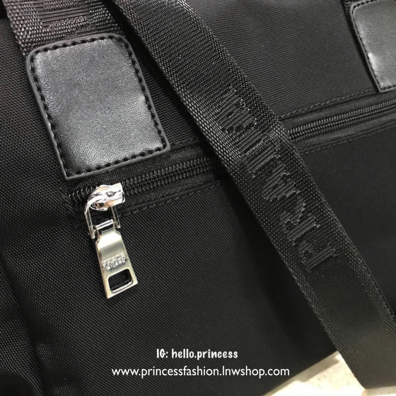 PRADA NYLON BOWLING BAG GIFT WITH PURCHASE GWP Limited edition พรีเมี่ยมกิ้ฟจากเคาน์เตอร์แบรนด์ต่างประเทศวัสดุ Nylon เนื้อหนาคุณภาพดีตามแบบฉบับแบรนด์ ด้านหน้ามี2ช่องซิปและโลโก้แบรนด์ ด้านข้างมีช่องใส่ของ ด้านหลังมี1ช่องซิป หูจับสะพายไหล่ได้ พร้อมสายสะพายย