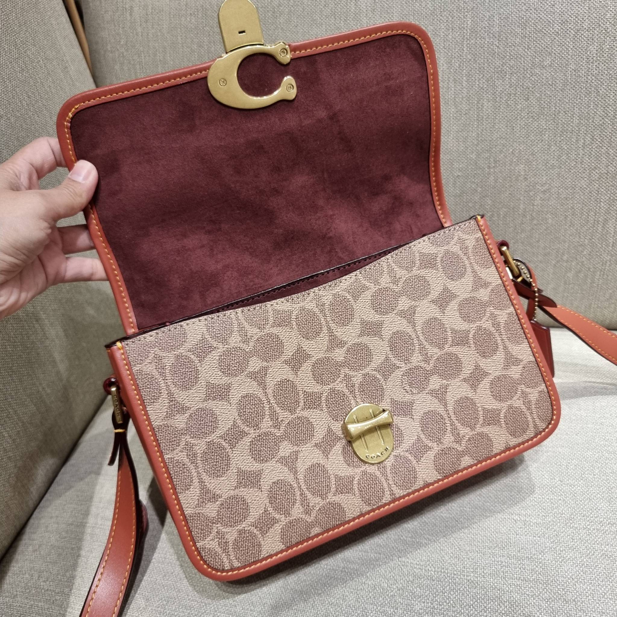 OUTLET 】COACH STUDIO SHOULDER BAG IN SIGNATURE CANVAS (C6639 C6640) สีใหม่รับความเฮง กับคอลเลคชั่นใหม่สุดอีกหนึ่ง!! มาแบบเลิศๆหรูๆมากแม่ กระเป๋าสะพายข้างลุคไฮน์ ที่ดีไซน์ออกมาได้ปัง และดูแพงมากๆ ด้วยดีเทลคลาสสิคผสานความเป็นเอกลักษณ์ เรียบง่ายแต่แฝงความมีด