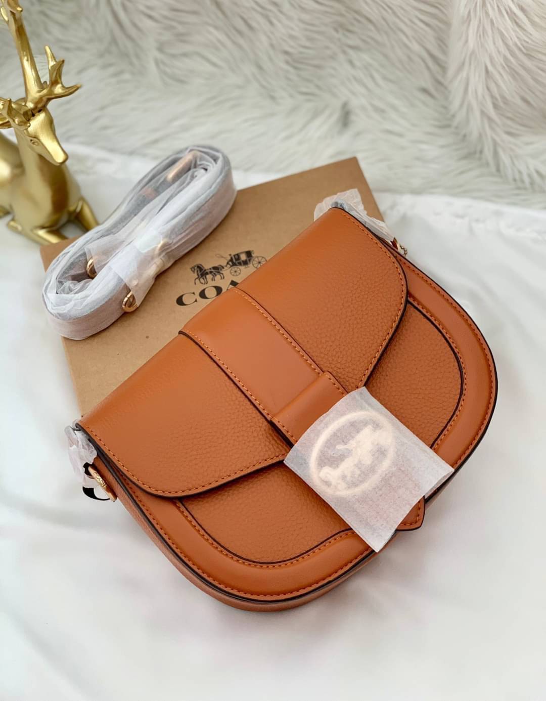 COACH GEORGIE SADDLE BAG ((C3241//C2806//C3593)) 📣มาเพิ่มแล้ว สำหรับสีที่สาวๆรอคอย! กระเป๋าสะพายแบบครอสบอดี้ร์ หนังแท้อย่างดี สวยมากๆค่ะ ด้านหน้ามีอะไหล่โลโก้แบรนด์หรู+ความคลาสสิคเข้ามา เปิดปิดกระเป๋าแบบกระดุมแม่เหล็กภายในมีช่องตอนหน้า และช่องหลัก