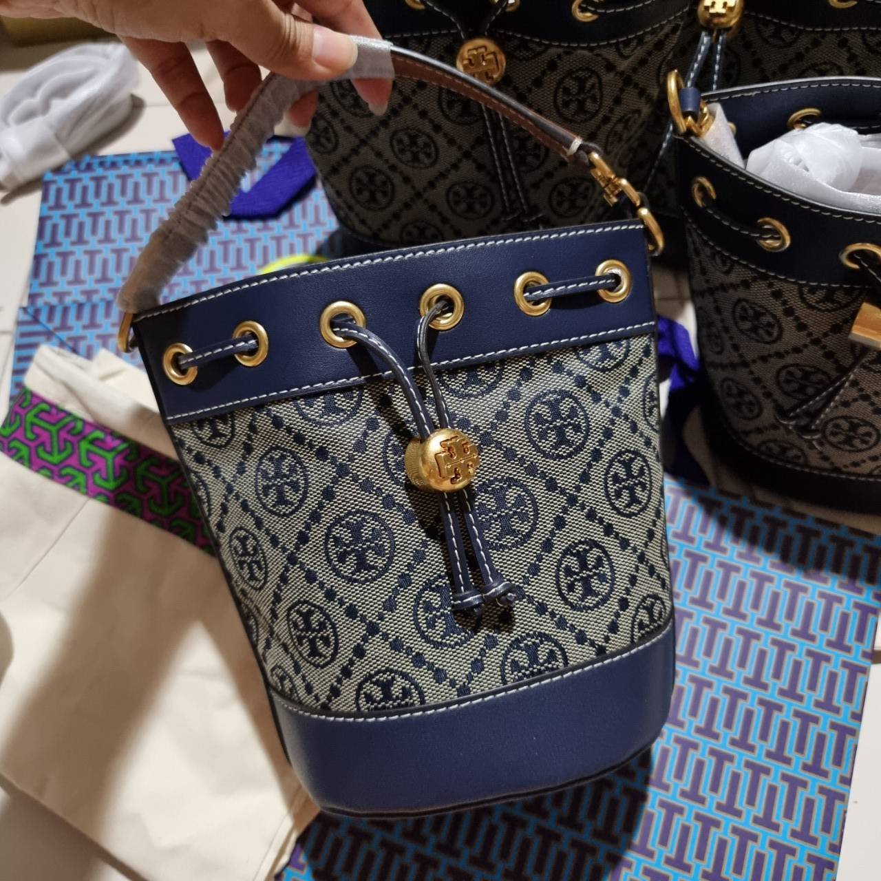 TORY BURCH T MONOGRAM JACQUARD MINI BUCKET BAG ที่สุดของรุ่นที่ตามหา!! ไอเท็มที่สาวๆเฝ้ารอ กระเป๋าบัคเก็ตทรงสวย ไซส์มินิ ที่ดาราเซเลปใช้กันมากมาย มาแล้วในราคาที่จับต้องได้