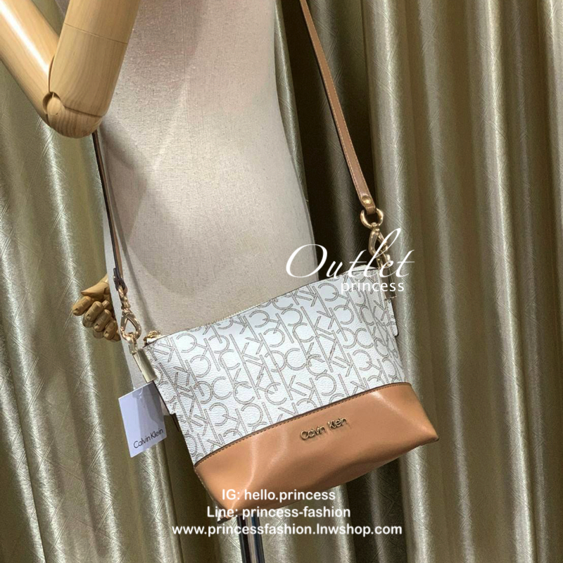 Calvin Klein Mini Crossbody กระเป๋าทรงครอสบอดี้ ขนาดกลางกำลังดี มีฐานกว้างตั้งอยู่ทรง เปิดใช้งานด้วยซิปเดียว สายสะพายปรับสั้นยาวได้ ดีเทลที่มีsignatureรอบใบ ครึ่งล่างฐานเป็นหนังเรียบ ติดโลโก้แบรนด์ด้วยโลหะ รูปทรงสะพายได้อย่างคล่องตัวแบบสไตล์เก๋ๆเลยคร้า!!