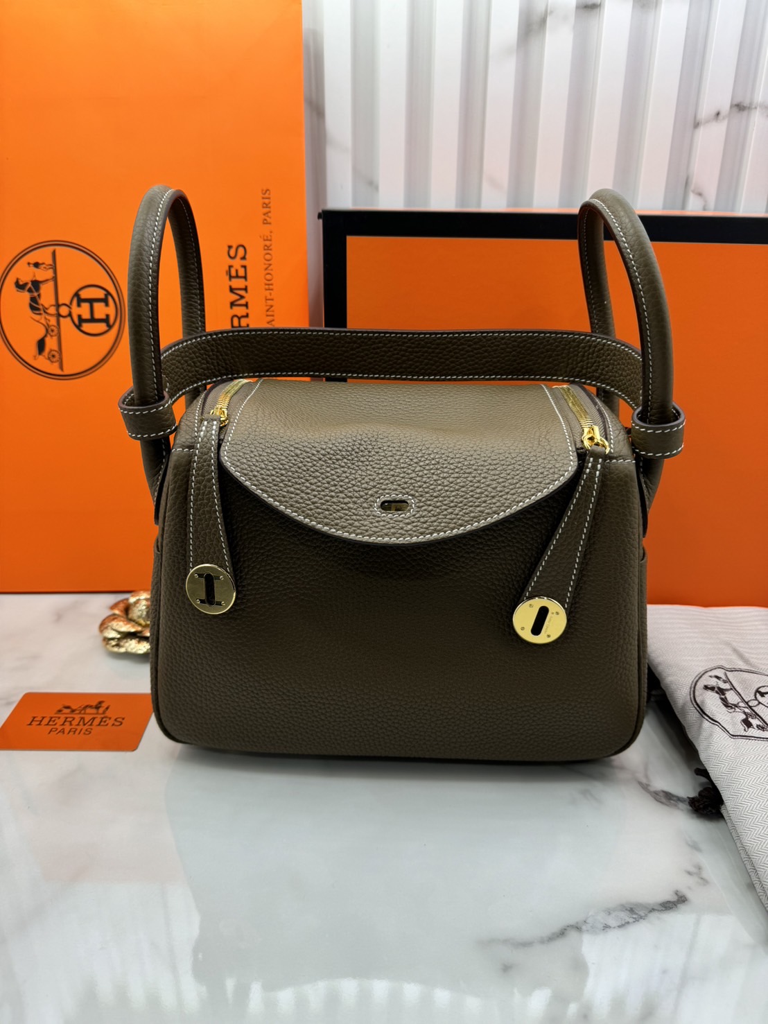พร้อมส่ง 15 สี HERMES Lindy 26 bag กระเป๋าทรงโท้ทหนังสวยอย่างดี เอกลักษณ์ของความเรียบหรูไฮคลาสอย่างสมบูรณ์แบบ เกรดออริ สลับแท้ งานสวยตามรูป ใช้งานต่างประเทศได้