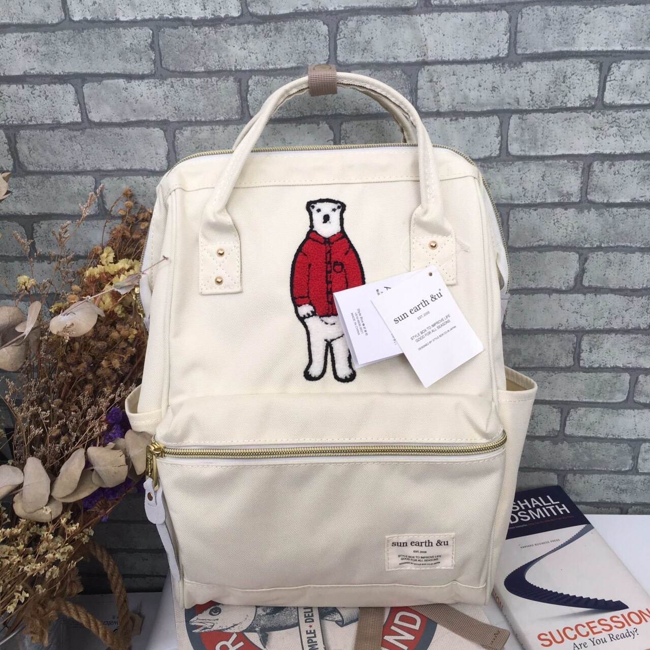 รุ่นขายดีค่า Sun earth & U รุ่นหมี Benjamin รุ่น Classic (Canvas ใบใหญ่) by anello Anello อัพเดทเทรนด์กระเป๋าที่กำลังมาแรงในตอนนี้ หลังจากที่หลายคนกำลังนิยมใช้กระเป๋าสุดฮิต อย่าง Anello จากประเทศญี่ปุ่นตอนนี้ทางแบรนด์ได้เพิ่มคอลเลคชั่นใหม่ขึ้นชื่อว่า Sun 