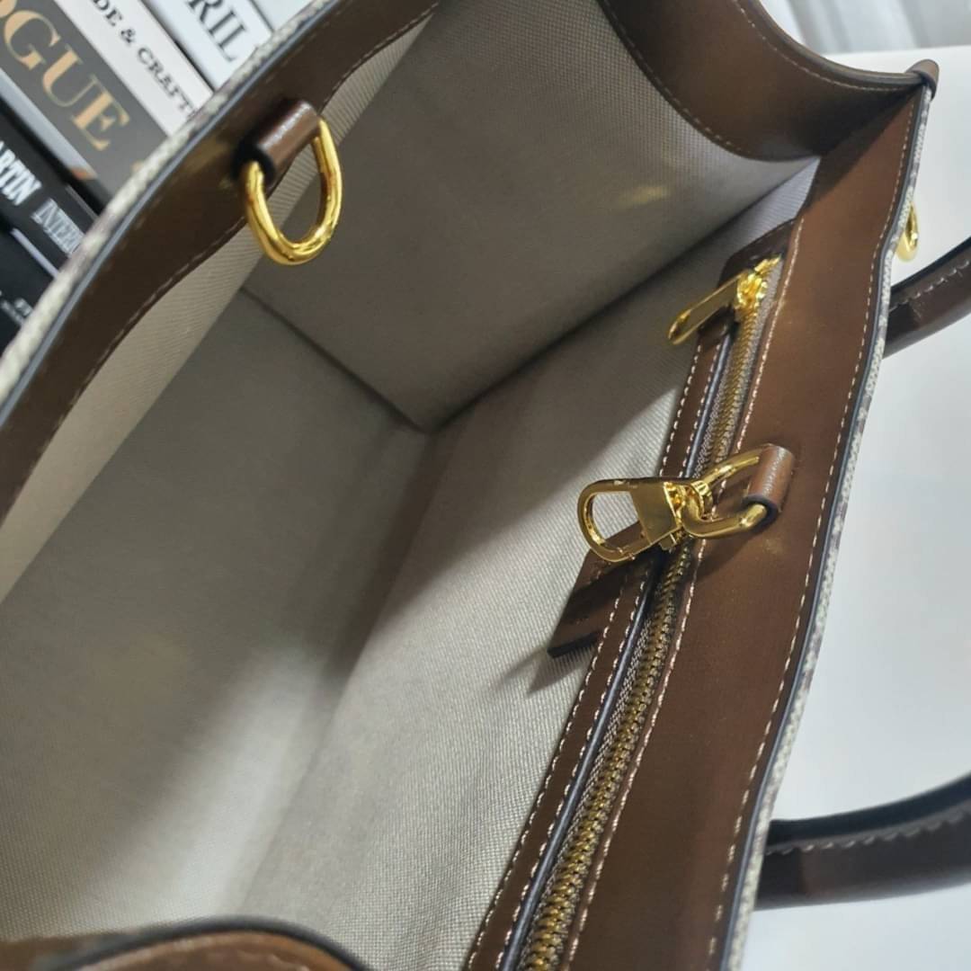 GUCCI FRAGRANCES CROSSBODY BAG VIP ORIGINAL 1:1 GIFT WITH PURCHASE (GWP) พรีเมี่ยมกิ๊ฟ Limited Edition จาก GUCCI PERFUME ใบใหญ่ทรง TOTE **ใส่ไอแพดได้ วัสดุ Geniune Leather หนังแท้ตัดผ้าแคนวาส ทรงเหลี่ยมสุดฮิต ดีไซน์สวยอยู่ทรง ภายในโล่งกว้าง มาพร้อมช่องซิป