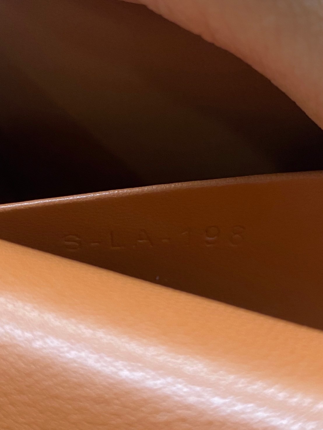 20cm CELINE SHOULDER BAG TRAPEZE IN SHINY CALFSKIN / CELINE POCHETTE BAG / CELINE TRIOMPHE BAG small รุ่นใหม่ล่าสุด ไม่มีไม่ได้เลยกับไอเท็มสุดคลาสสิค กระเป๋าสะพาย ทรงพอชสวยอยู่ทรง ดูดี ดูแพง สายถอดได้ ใช้งานสะดวก