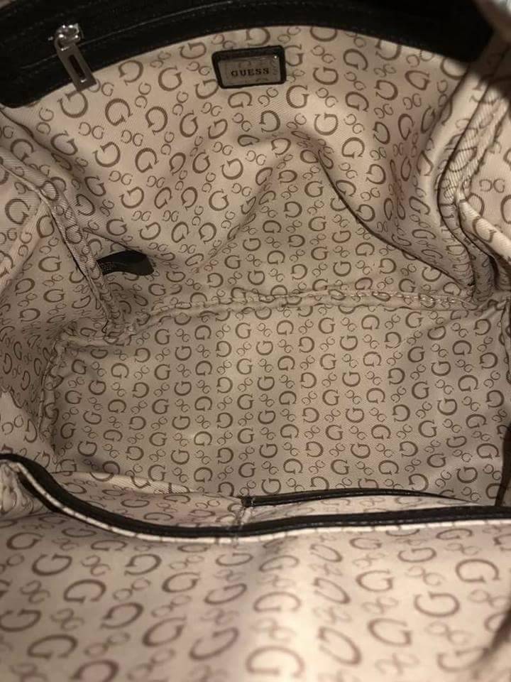 GUESS WOMAN'S BACKPACK กระเป๋าเป้ขนาดกำลังดี วัสดุหนังแกะสังเคราะห์นิ่มสวยน้ำหนักเบา ดีไซน์คลาสสิค มีหูหิ้วเเละสายสะพายหลังเลื่อนปรับได้ ด้านหน้ามีโลโก้ และช่องซิป เปิดปิดด้วยซิป ภายในกว้างใส่เอกสาร ipad ของใช้ได้เยอะค่ะ จะสะพายไปเรียนไปทำงานก็ดูดี ต