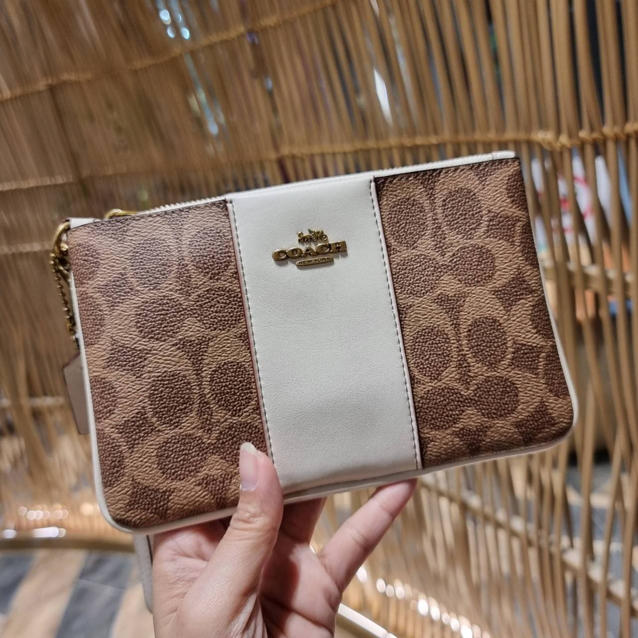 COACH 32445 SMALL WRISLET IN COLORBLOCK SIGNATURE CANVAS คอลเลคชั่นคัลเลอร์บล็อคสวยหรู ในรูปแบบกระเป๋าคล้องมือ ขนาดพกพา ไซส์กำลังสวยมากๆ พกง่ายไปเลยจ้า วัสดุหนังแคนวาส ตัดหนังแท้ ภายในโล่ง มีช่องใส่บัตร ตอบโจทย์สาวๆที่ไม่ชอบความพะรุงพะรัง พกใบนี้คือสะดวกส