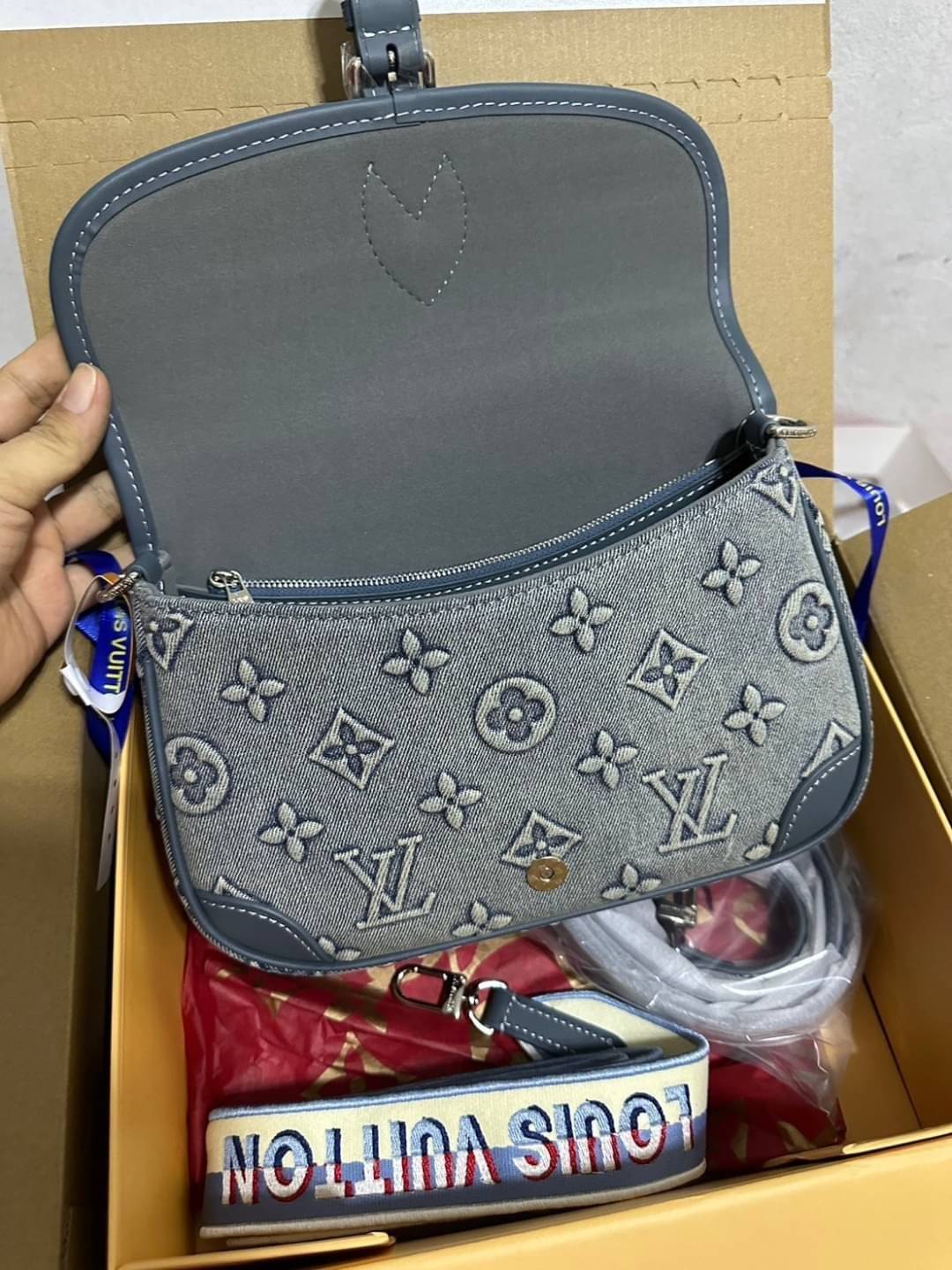 LV Diane Monogram Denim Bag กระเป๋าสะพายมัลติฟังก์ชั่นเดนิมสไตล์วินเทจ ปั้มนูนโลโก้ลายโมโนแกรม ดีไซน์ใหม่ ออกมาได้น่ารักน่าใช้มากๆ สียีนส์ซีดสวยมีเสน่ห์ -- [รับตัวแทนกระเป๋า]