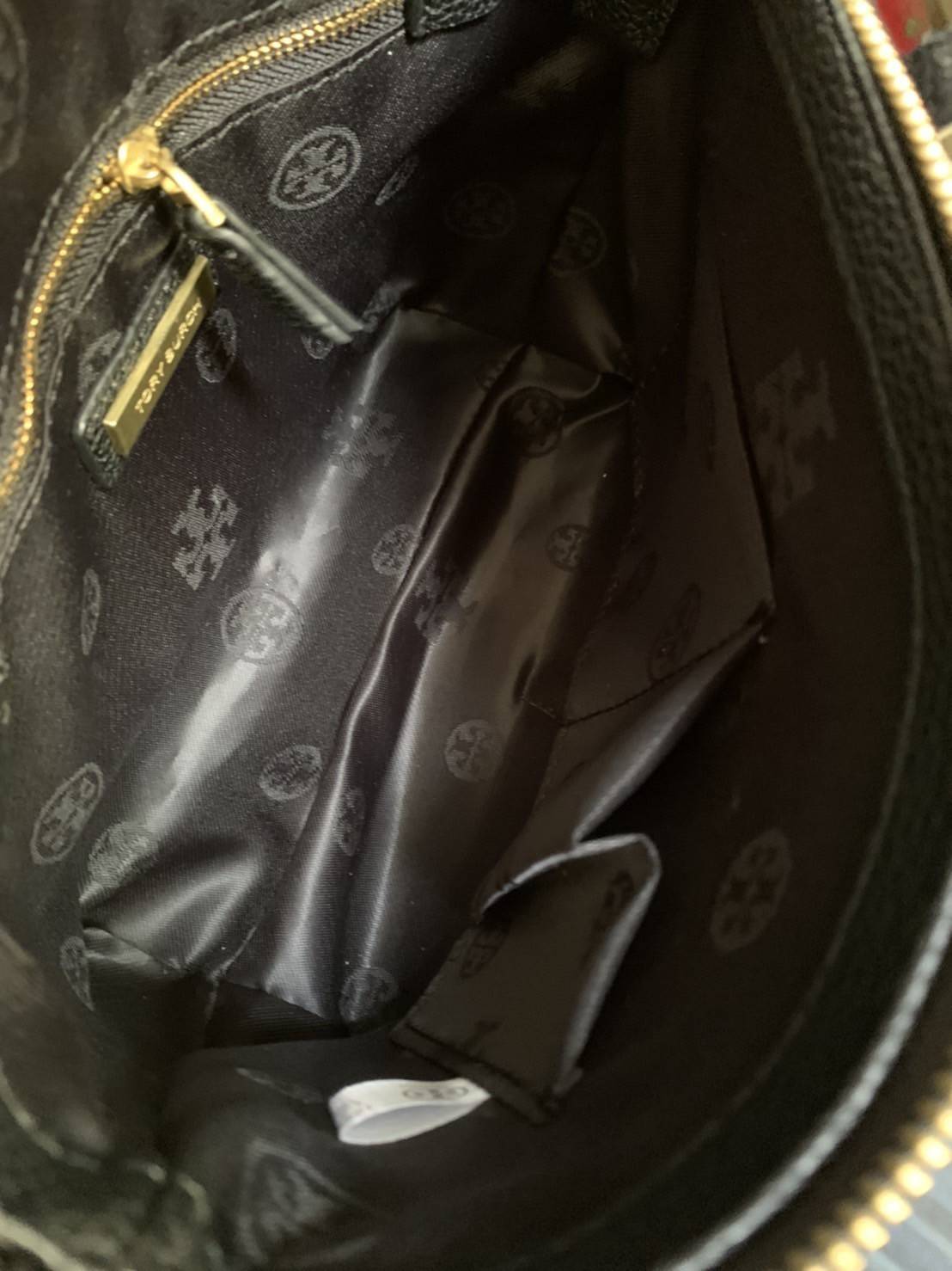 Tory Burch McGraw Mini Top Zip Satchel กระเป๋าสะพายทรงสวย ขนาดกำลังดี หูจับถนัดมือ วัสดุหนังแกะสังเคราะห์หนังสวยเงาขึ้นรูป ประดับโลโก้แบรนด์ด้วยหนังที่ด้านหน้า จะสะพายข้างหรือcrossbody ได้หมด แมทกับชุดได้ง่าย น้ำหนักเบาค่ะ มาพร้อมสายสะพายยาวปรับระดับได้ ถ