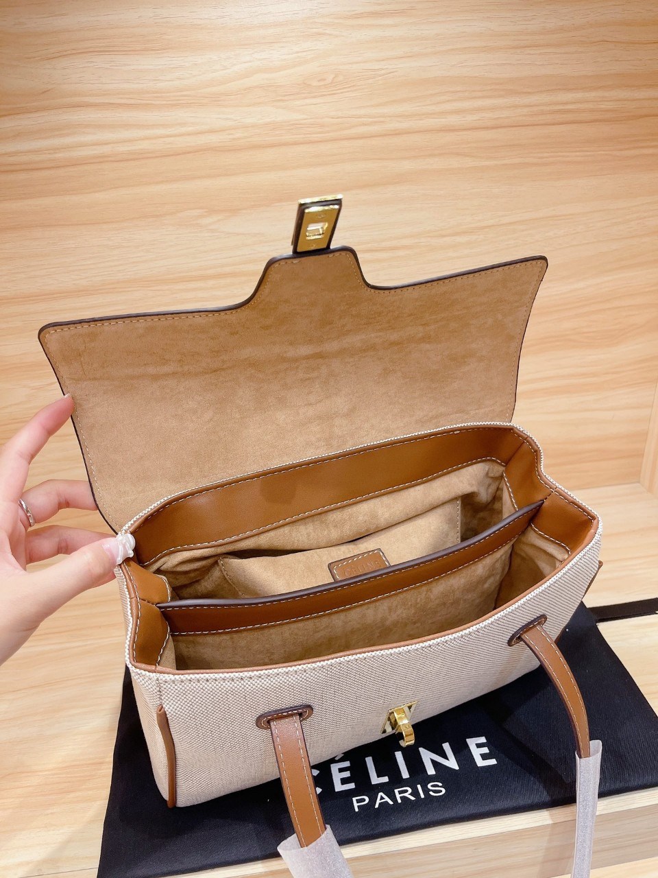 CELINE CROSSBODY BAG VIP GIFT WITH PURCHASE (GWP) พรีเมี่ยมกิ๊ฟ Limited Edition จาก PERFUME DUTYFREE COUNTER กระเป๋าสะพายทรงหรู วัสดุผ้าผสมหนัง ด้านในเปิดปิดด้วยตัวบิดล็อค มีช่องใส่ของแบ่งเป็นสัดส่วน
