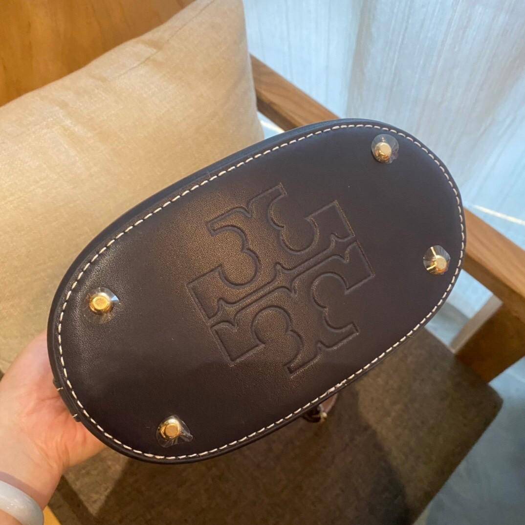 ของแท้ 💯% TORY BURCH Monogram Jacquard Bucket Bag กระเป๋าถือหรือสะพายไหล่ วัสดุผ้า Canvas โลโก้ Jacquard ทรงถัง ตั้งอยู่ทรง กระเป๋าปักลายแบรนด์ สวยหรู สายยาว Crossbody ได้ เปิด-ปิด โดยเชือกรูด เปิด-ปิดพร้อมสลับที่ประดับโลโก้ สวยหรู คุณนาย สุดๆ ไปเ