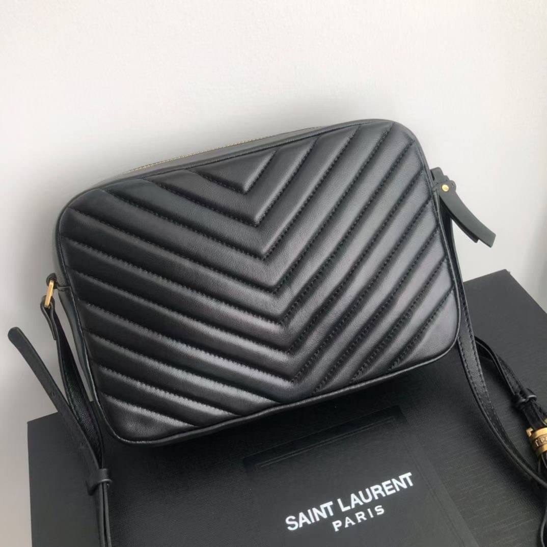 หนังแท้ YSL SAINT LAURENT Lou Medium Monogram YSL Calf Crossbody Bag Anatomy of YSL Camera Bag กระเป๋าสะพายแบรนด์ดังสุดฮิต เป็นอีกหนึ่ง Item ยอดนิยมสำหรับสาวๆ ที่รักความคล่องแคล่ว มีจุดเด่นทั้งในเรื่องการออกแบบกระเป๋า ที่สามารถนำออกมาใช้ได้ในทุกโอกาส สวย 