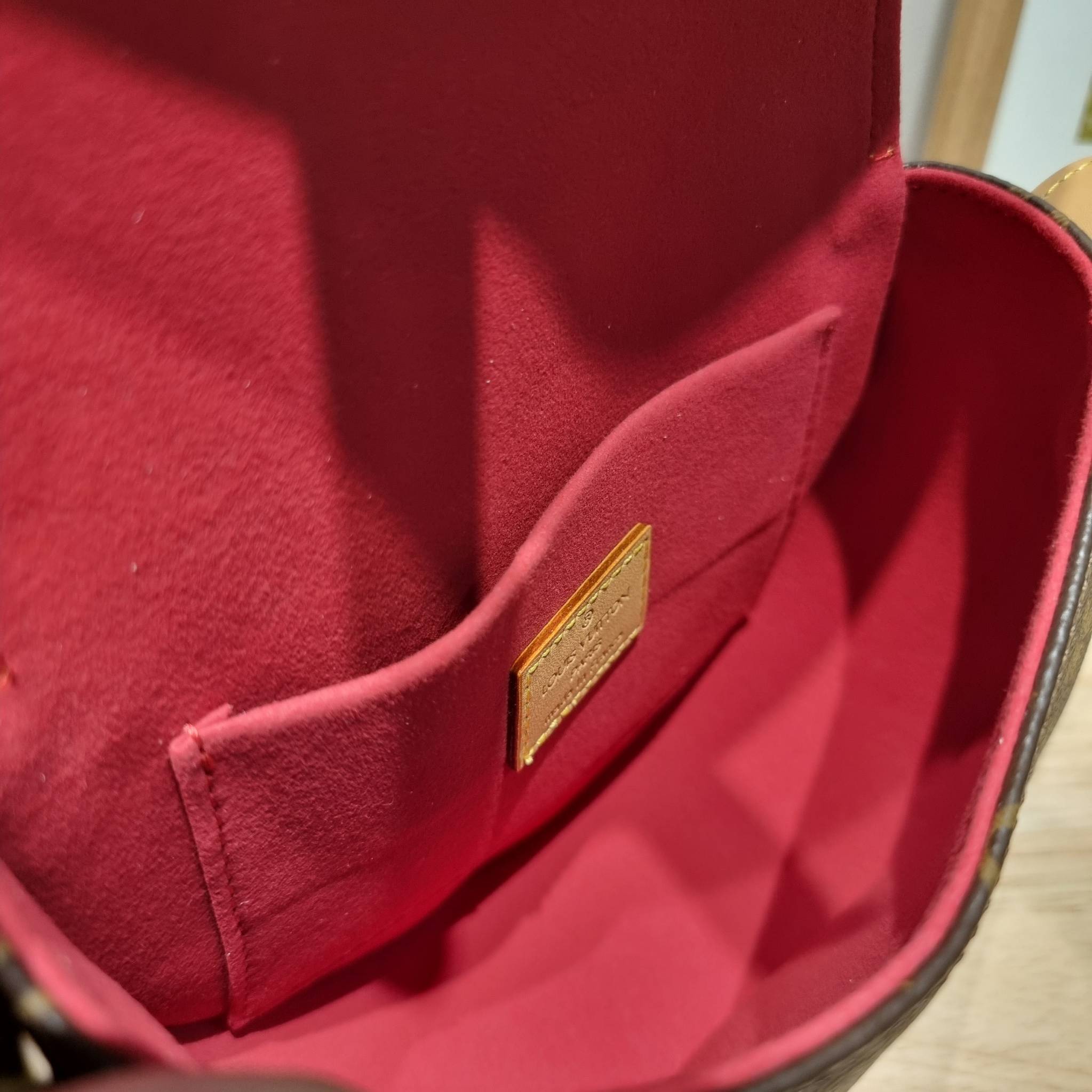 LV Tambourine Monogram Crossbody Bag รุ่นลิมิเต็ดหายาก กับกระเป๋าสะพายทรงสวย ดีไซน์คลาสสิค วัสดุหนังแคนวาสตัดสลับหนังแท้ เปิด-ปิดกระเป๋าด้วยอะไหล่สายคาด สายสะพายในตัว ปรับได้ หรือซ่อนสายและถือเป็น clutch ออกงานก็ได้ ดูแพงมากๆ ภายในเป็นช่องโล่ง ใส่ของจุกจุ