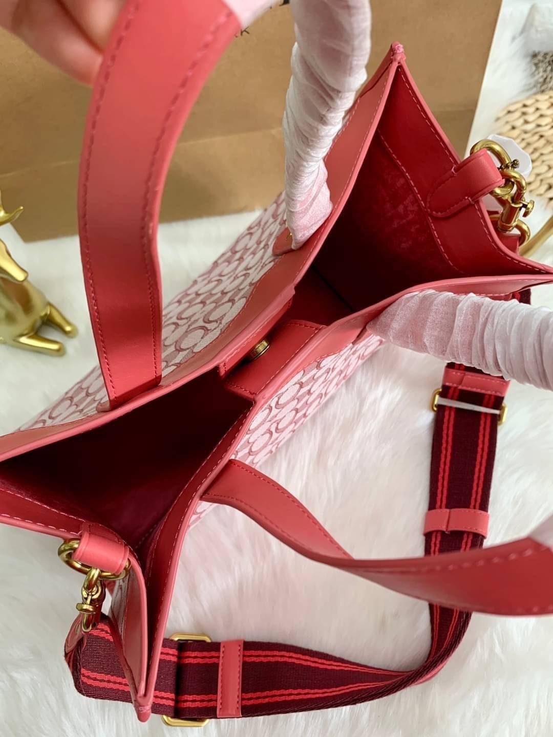 สวยๆ เคลียสต๊อค มีไม่มากจร้าา! COACH TOTE FIELD JACQUARD BAG ((C3282)) กระเป๋าหิ้ว//สะพายข้าง JacquardลายC+หนังแท้ สวยงามลงตัวมากๆค่ะ ปากกระเป๋าเปิดปิดแบบกระดุมแม่เหล็ก ภายในกว้าง สาวๆทีาสัมภาระเยอะบอกเลยเหมาะมากค่ะ