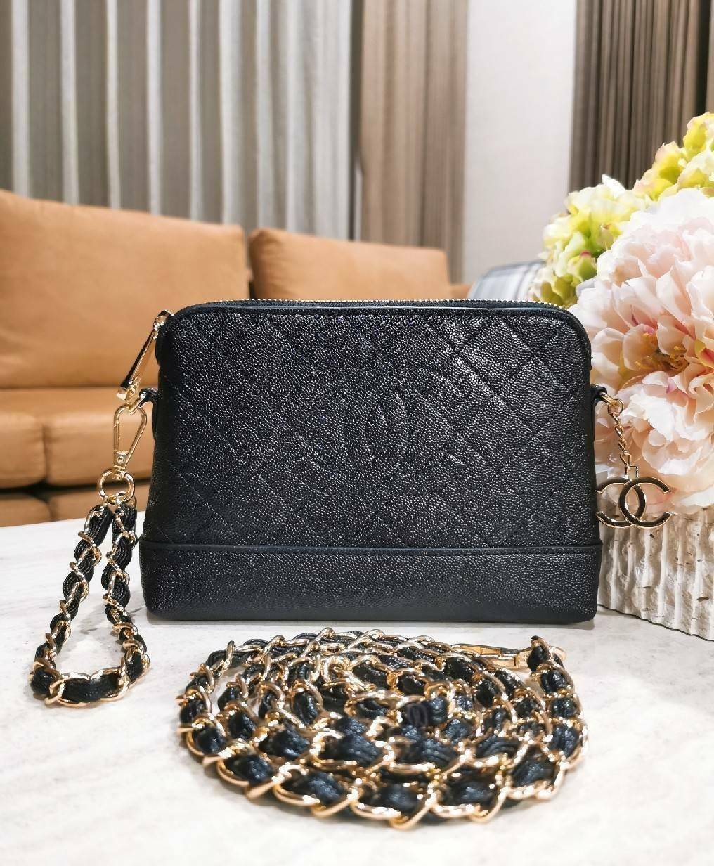 CHANEL Caviar Wristlet Crossbody Bag / Chanel Shoulder Bag With Chain กระเป๋าหนังลายเวียร์ปั๊มโลโก้แบรนด์ด้านหน้าสวยหรูดูแพง มาพร้อมจี้โลโก้แบรนด์ห้อยสีทองเก๋ๆน่ารัก