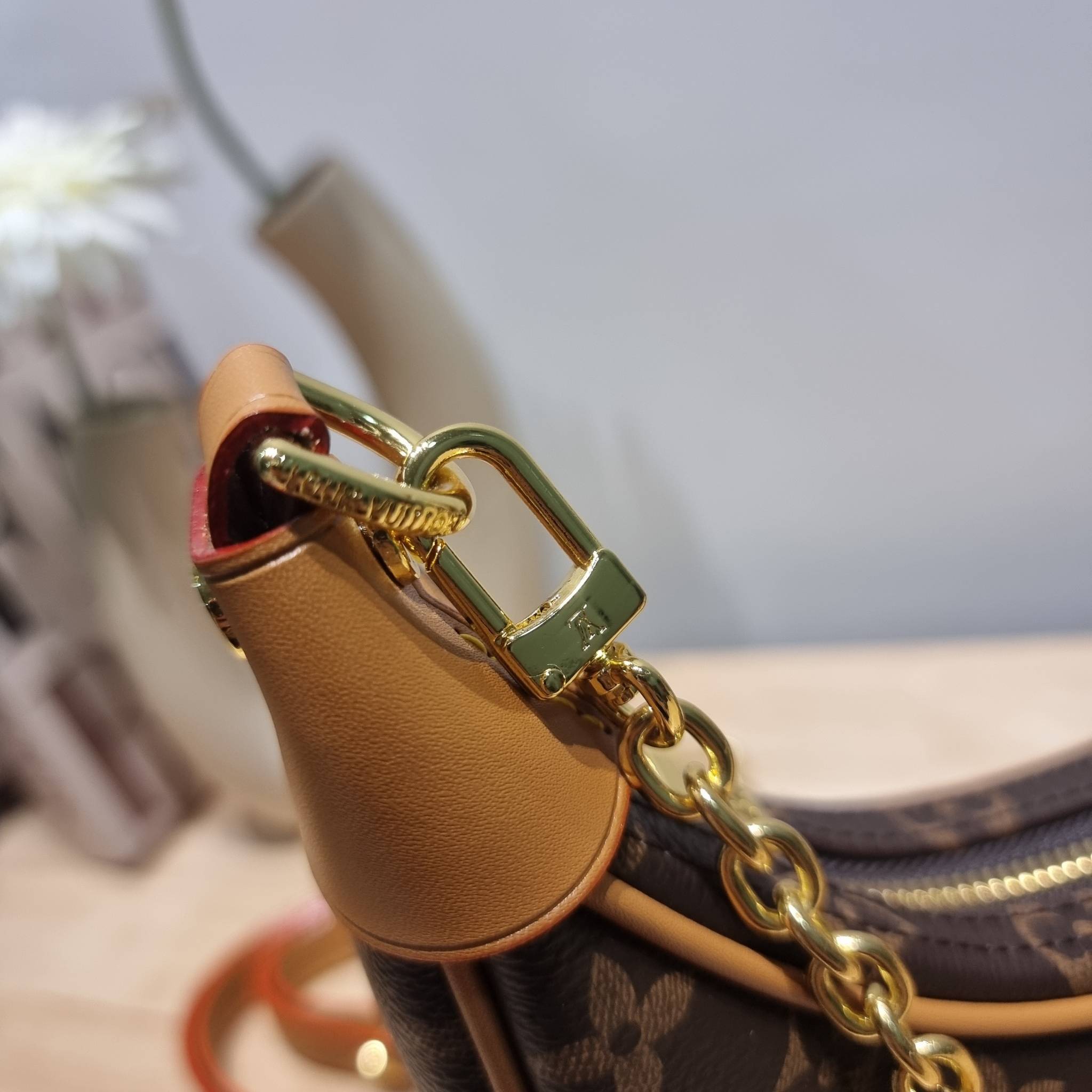 LV loop bag New in!! กับ box set ชวนสะสม ที่จับเอารุ่นยอดฮิต มามิกซ์รวมกับไอเท็มสุดคุ้มของมันต้องมี!! จัดเรียงให้อยู่ในกล่องสุดหรู ไม่ว่าจะตัวกระเป๋า กระเป๋าสตางค์ กระเป๋าจิ๋ว ใบไหนๆก็นำมาใช้งานได้จริง คุ้มค่ามากๆ แถมฟรี! ริบบิ้นลายลิมิเต็ด รวมรวบไว้ให้ได