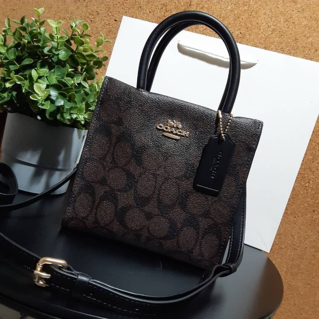 COACH 5693 MINI CALLY CROSSBODY IN SIGNATURE CANVAS กระเป๋าครอสบอดี้โท้ทมินิไซส์ รุ่นใหม่สุดฮอต!! ใบจริงคือน่ารักม้ากกกก!! สวยอยู่ทรง น่ารักน่าใช้ วัสดุหนังแคนวาสเคลือบลาย ปากกระเป๋ามีกระดุมแม่เหล็ก มาพร้อมหูจับในตัวและสายสะพายข้าง ถอดออกหิ้วเก๋ๆก็ได้ หรื