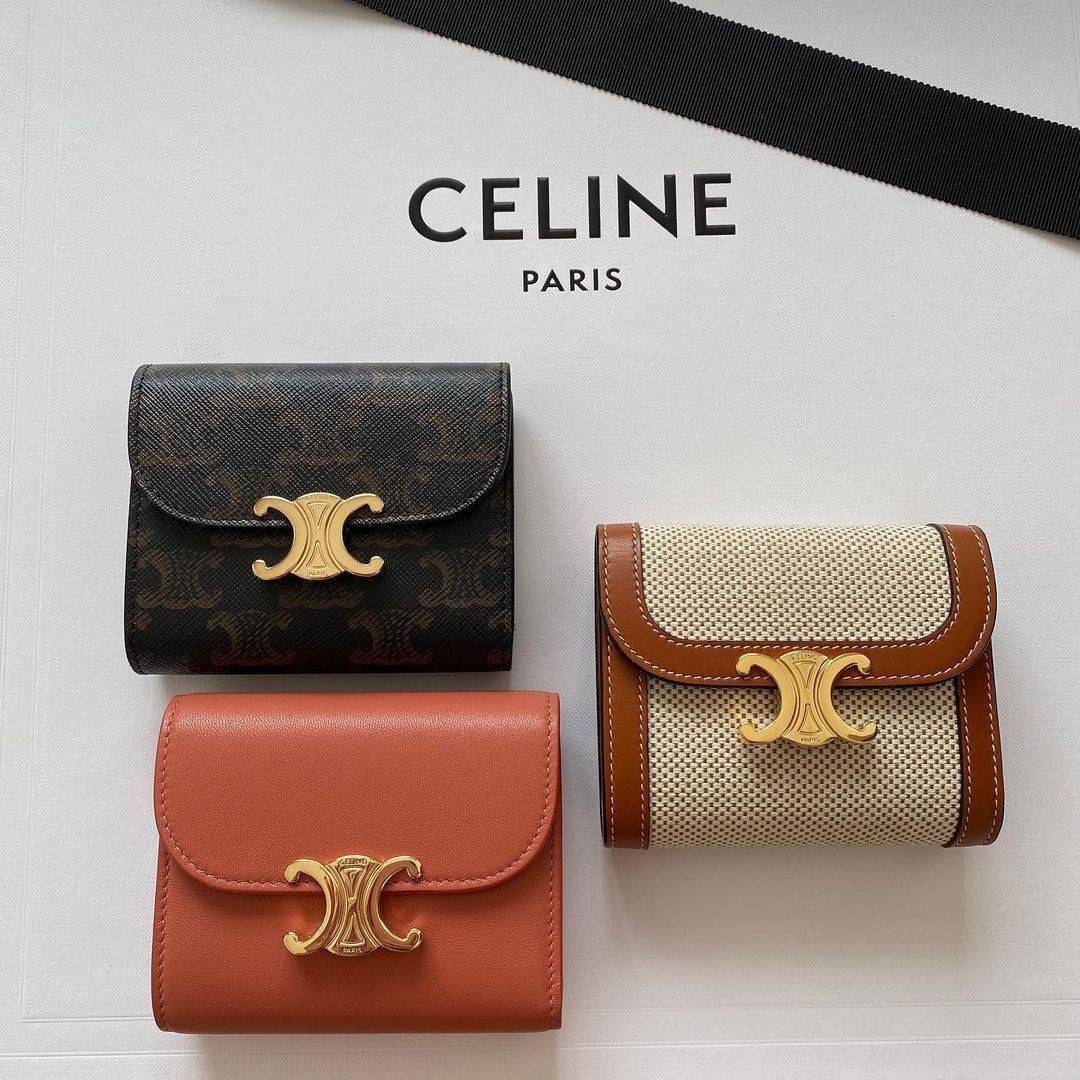 พรีเมี่ยมกิ๊ฟแท้ 100% 】CELINE SHORT WALLET VIP GIFT WITH PURCHASE (GWP) พรีเมี่ยมกิ๊ฟ Limited จาก CELINE HAUTE PARFUME DUTYFREE COUNTER วัสดุ Triomphe Canvas หนังสวยอยู่ทรงปั้มโลโก้