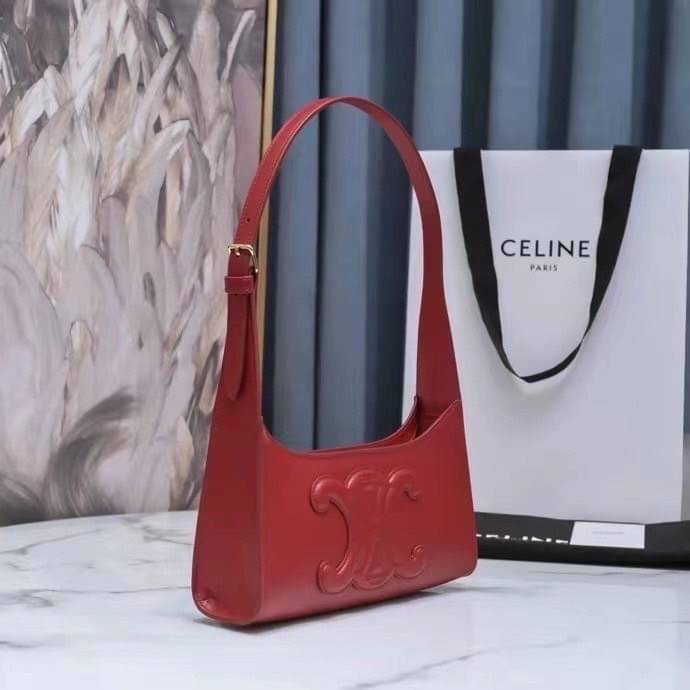 หนังแท้ CELINE SHOULDER BAG CUIR TRIOMPHE IN SMOOTH CALFSKIN ภาพสินค้าถ่ายจากงานขายจริง ใช้งานต่างประเทศได้