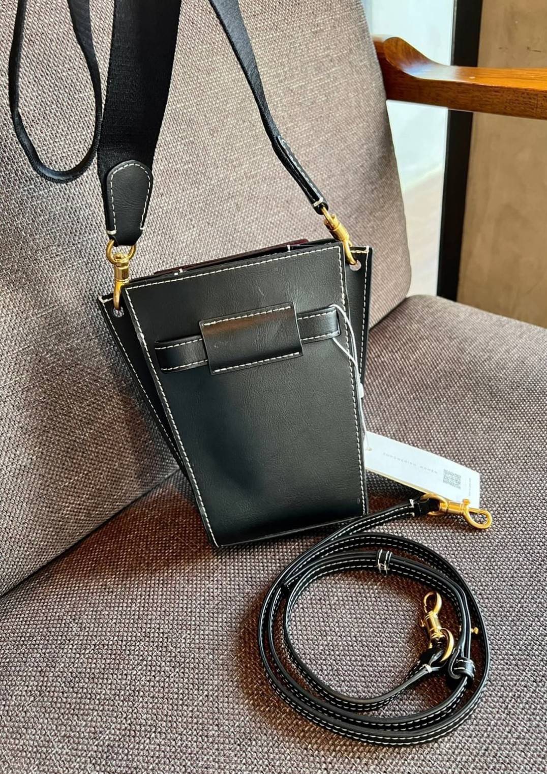 small TORY BURCH LEE RADZIWILL PEBBIED BAG ((139016)) แต่ใส่ได้จุ ขนาดพอดีลำตัว สวยมากๆค่ะ! ลุคหรูดูดีมากๆ กับกระเป๋าสะพายข้างจากTB รุ่นเล็ก