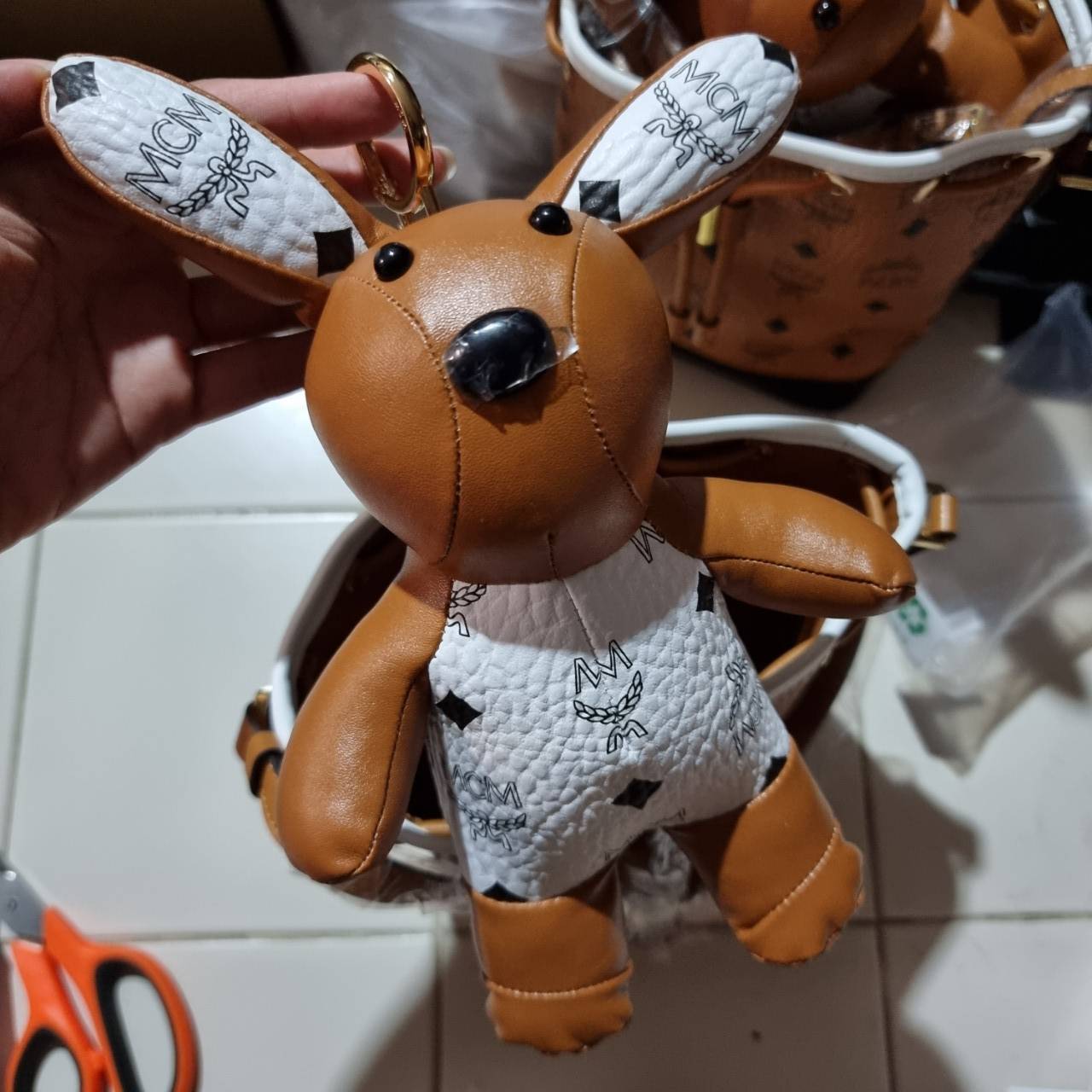 M.C.M ZOO RABBIT DRAWSTRING BAG IN VISETOS LEATHER MIX คอลเลคชั่นซูมาใหม่ ฮิตหนักมากที่เกาหลีและญี่ปุ่น ไอเท็มสุดคิ้วท์ น้องกระะต่ายโดดเด่น กระเป๋าสะพายทรง bucket ไซส์เล็กขนาดน่ารักน่าใช้ แฟชั่นสไตล์มากใบนี้ ดีไซน์น้องกระต่ายแอบในกระเป๋า และสามารถนำออกมาห