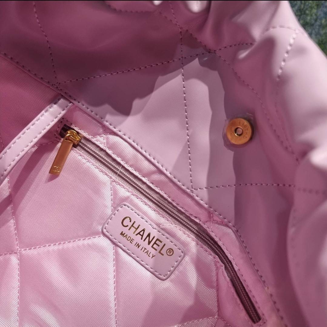 Chanel 22 bag เกินต้านที่สุดกับไอเท็มนี้ ที่สาวๆหรือใครๆก็ต้องมีแล้ว!! แค่เห็นก็หลงรัก กระเป๋าทรงสวย ดีเทลเรียบแต่มีความหรูแอบซ่อนอยู่ ด้วยดีไซน์สายสะพายโซ่สีทอง และโลโก้อันโดดเด่น